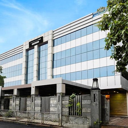Super Townhouse Oak Alandur Near Chennai Airport Formerly Vijay Park Exterior foto